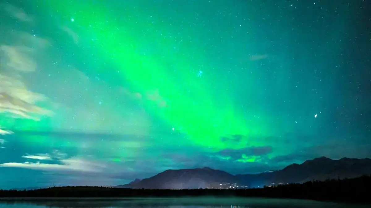 رقص شفق قطبی در آسمان آلاسکا