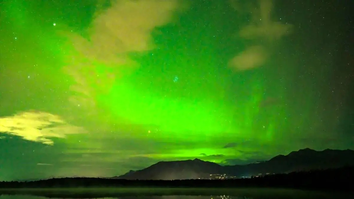 رقص شفق قطبی در آسمان آلاسکا