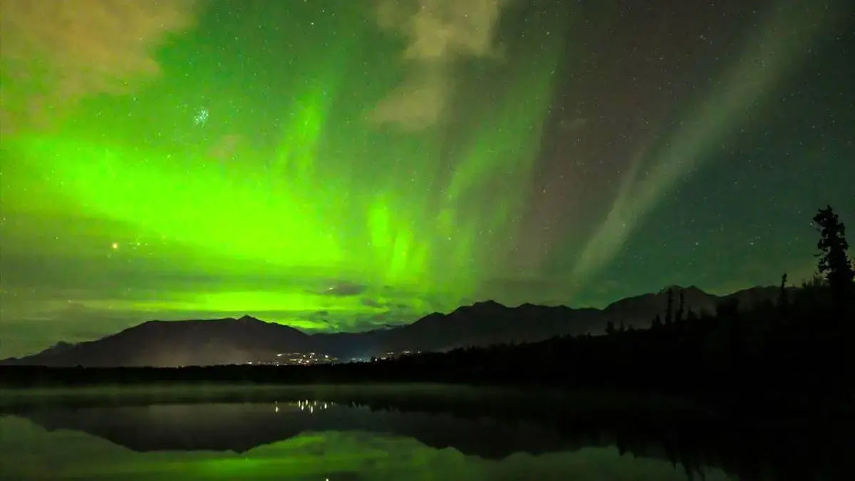 رقص شفق قطبی در آسمان آلاسکا