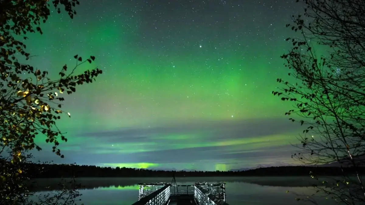 رقص شفق قطبی در آسمان آلاسکا