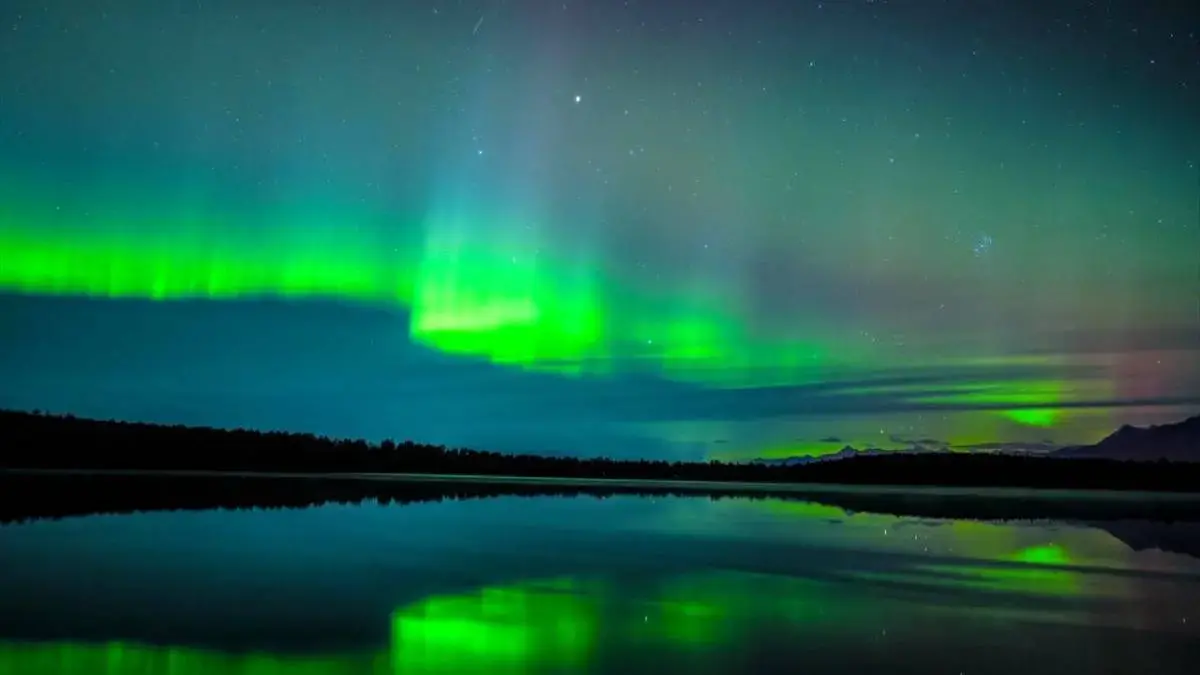 رقص شفق قطبی در آسمان آلاسکا