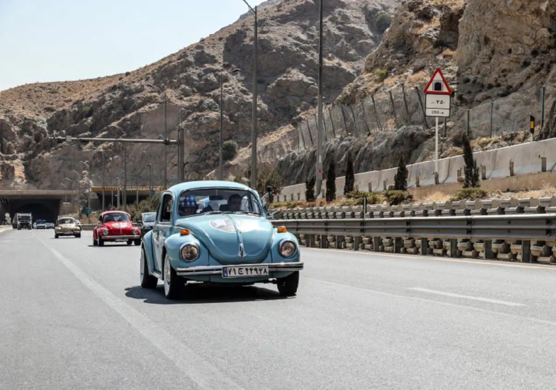 مانور فولکس‌های رنگی در جاده چالوس