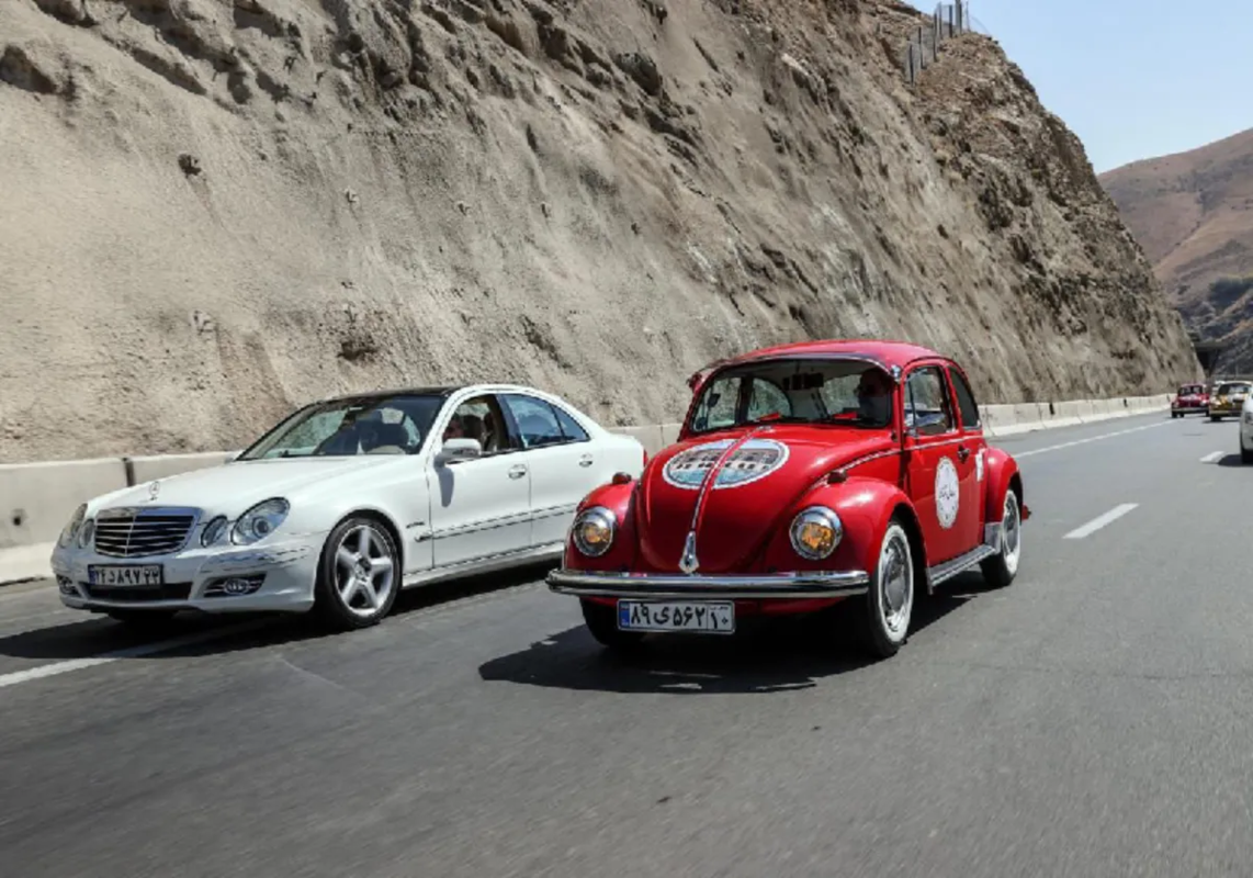 مانور فولکس‌های رنگی در جاده چالوس