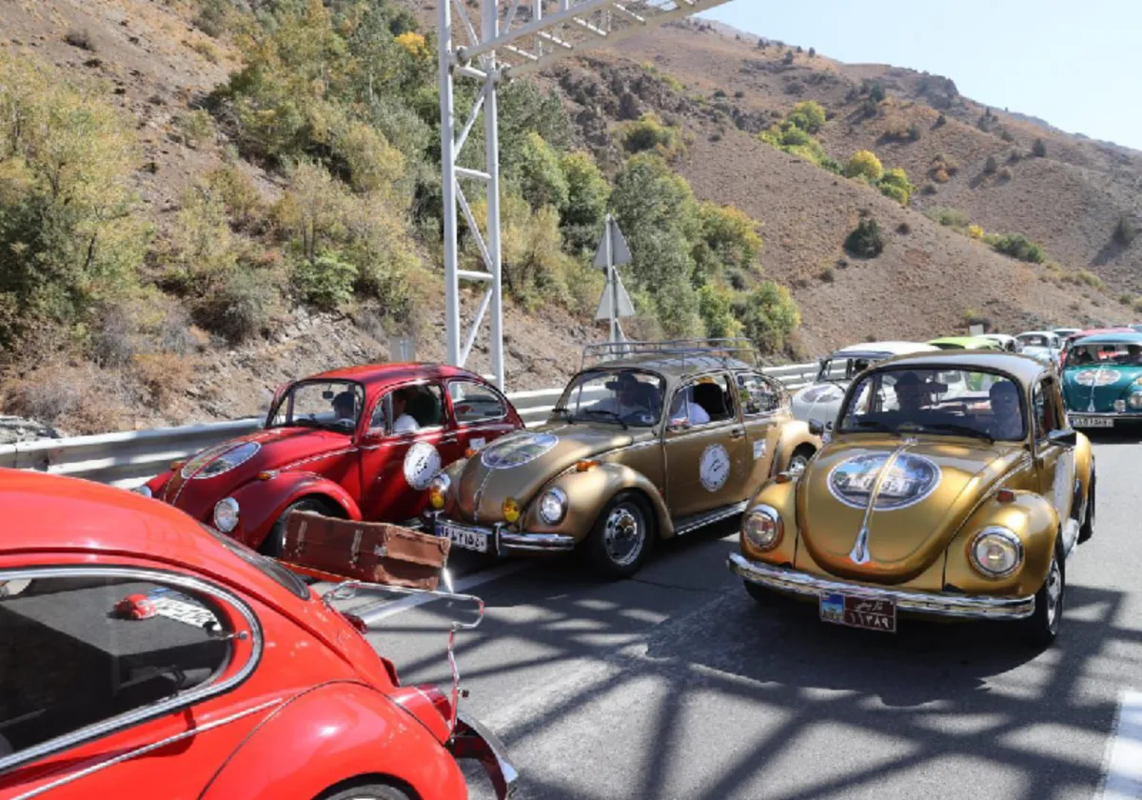 مانور فولکس‌های رنگی در جاده چالوس