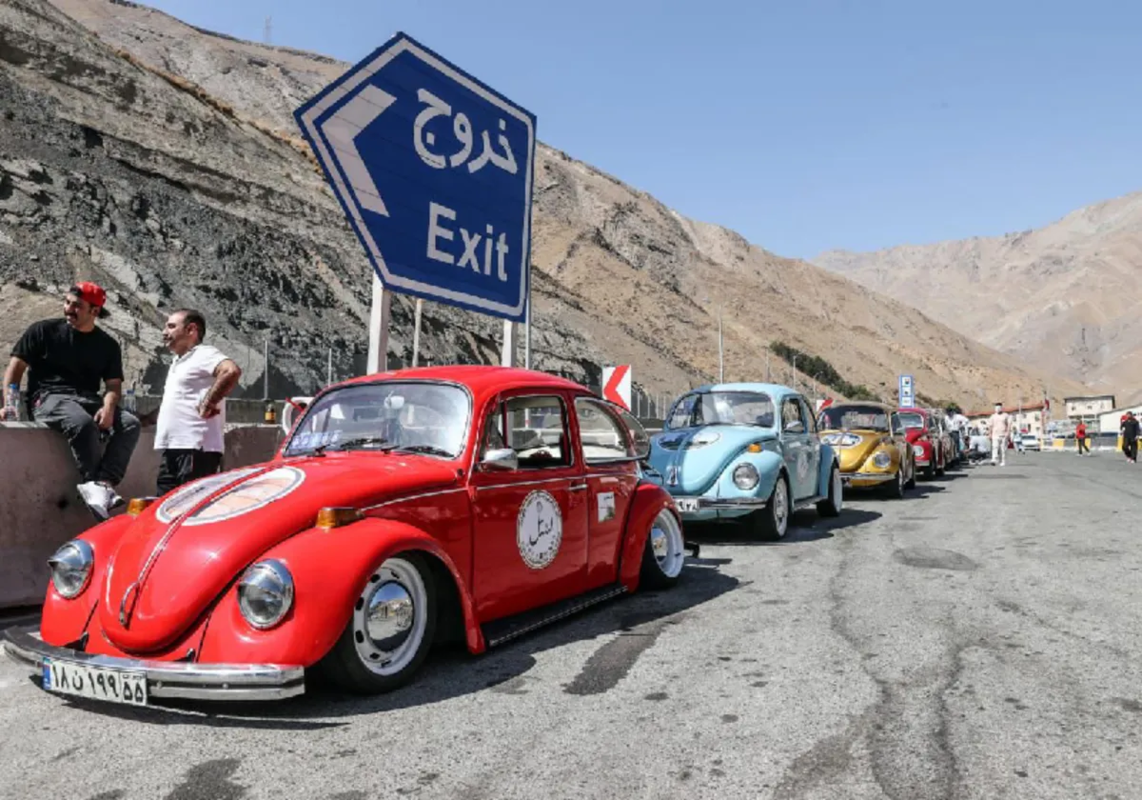 مانور فولکس‌های رنگی در جاده چالوس