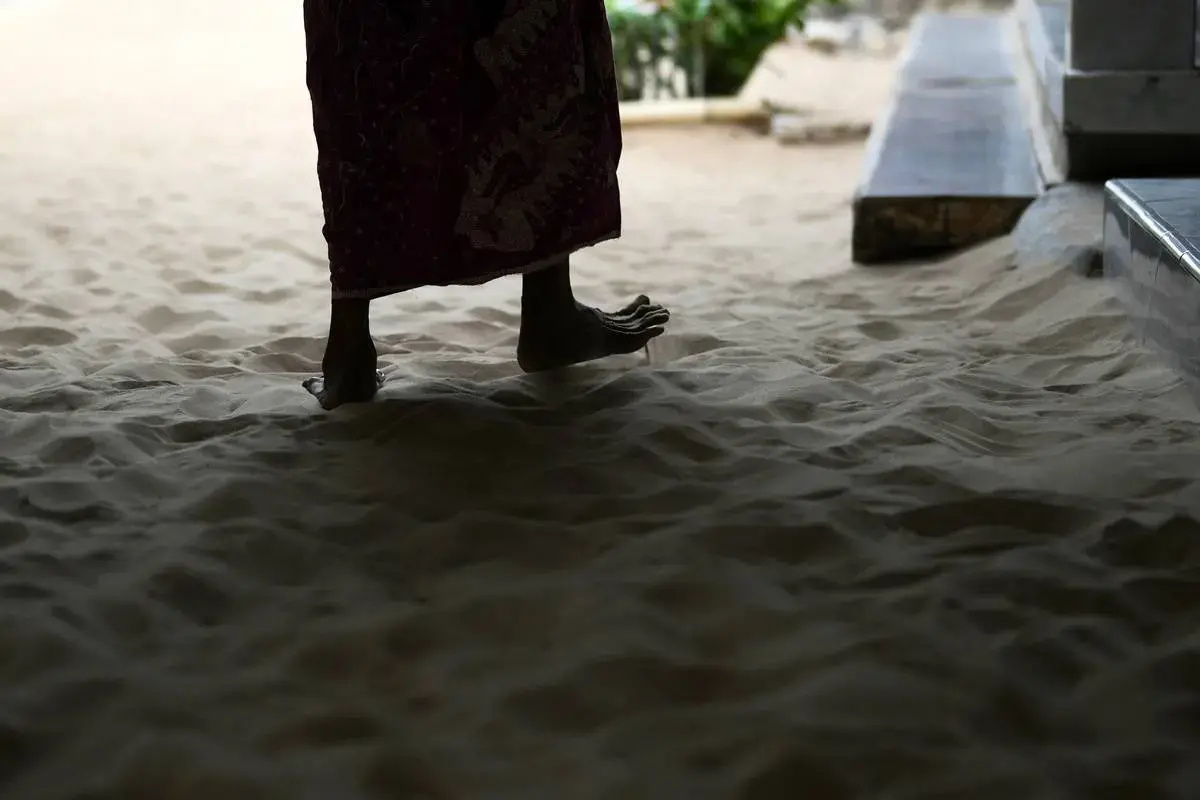 سنت عجیب زندگی بر روی شن در یک روستا