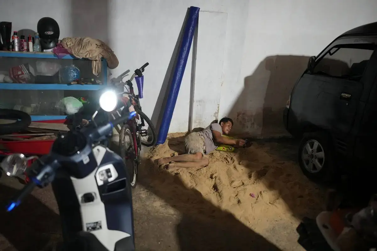 سنت عجیب زندگی بر روی شن در یک روستا