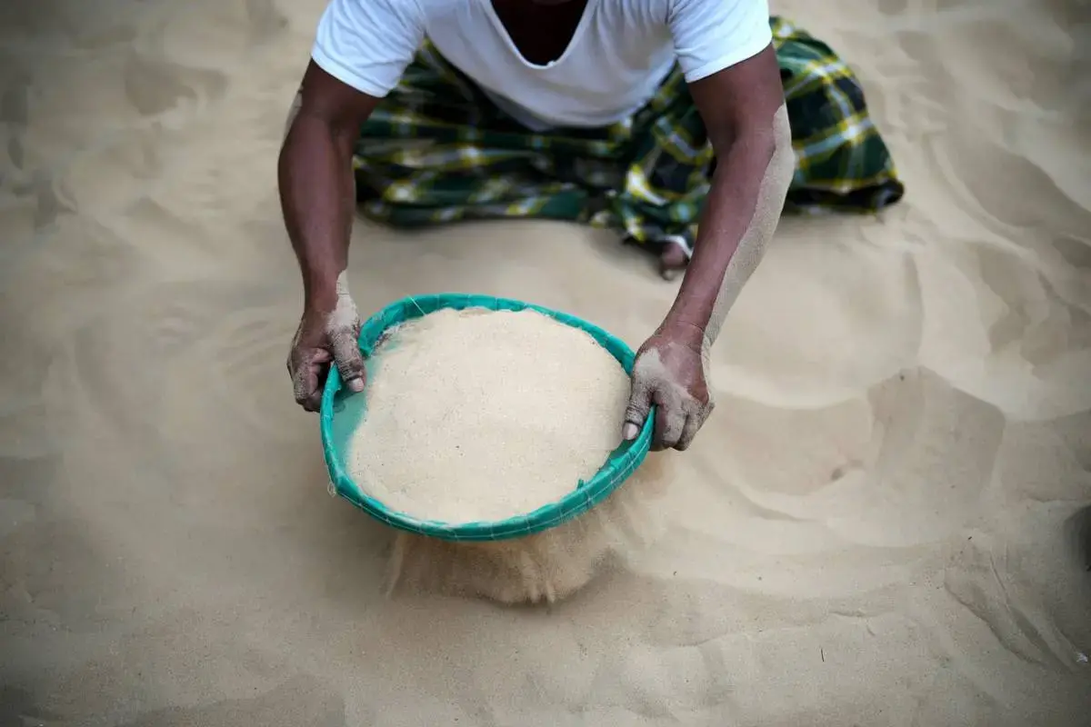 سنت عجیب زندگی بر روی شن در یک روستا