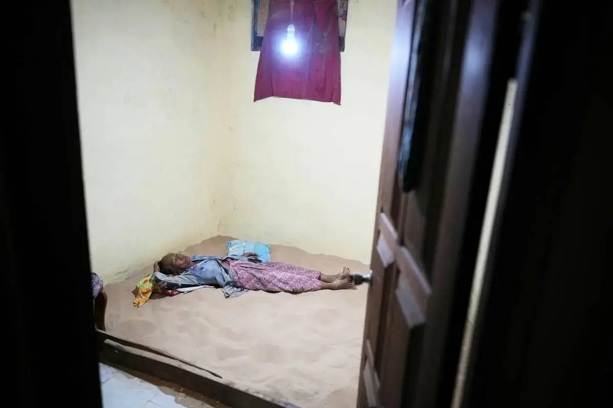 سنت عجیب زندگی بر روی شن در یک روستا