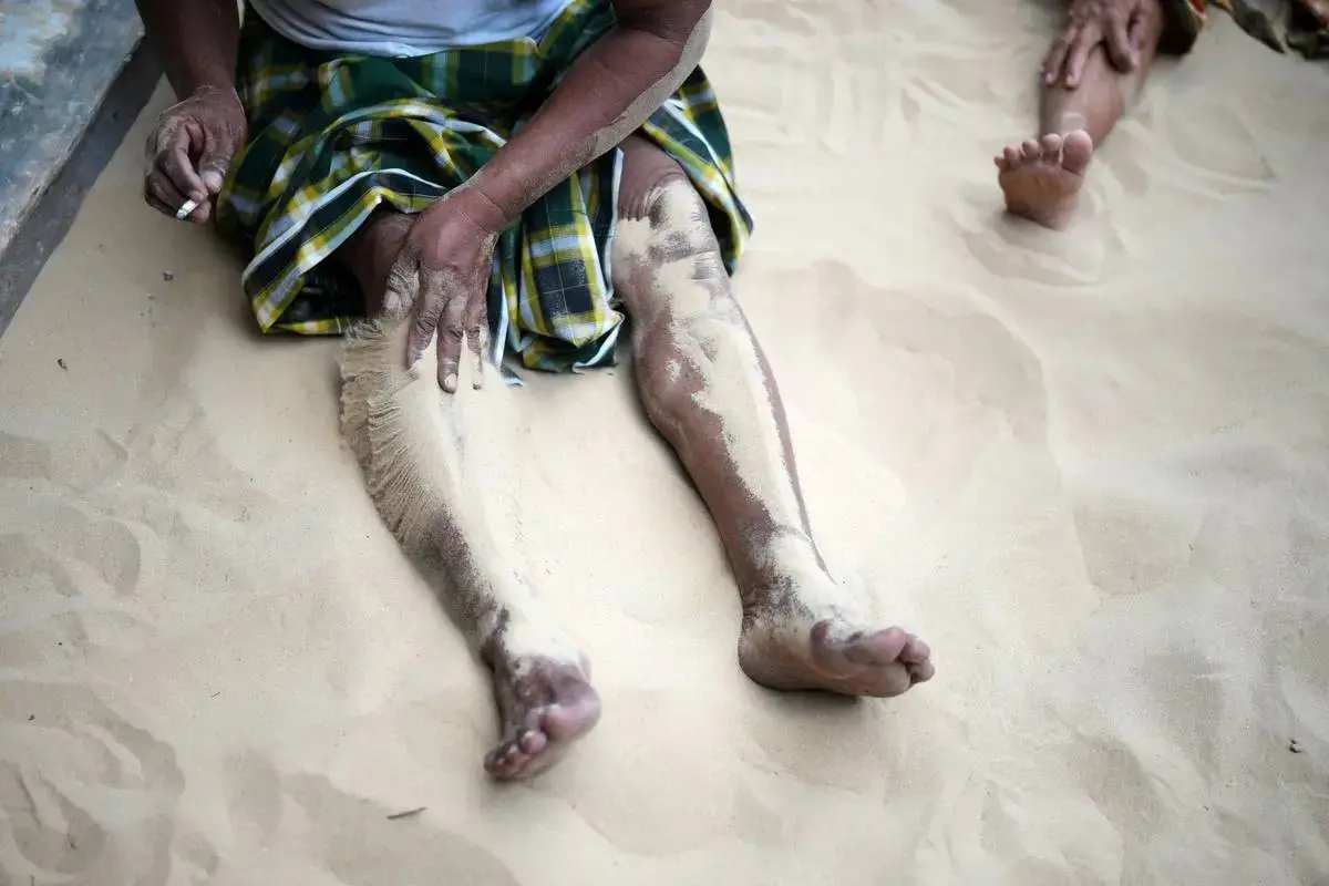 سنت عجیب زندگی بر روی شن در یک روستا