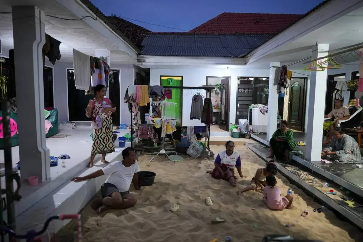 سنت عجیب زندگی بر روی شن در یک روستا