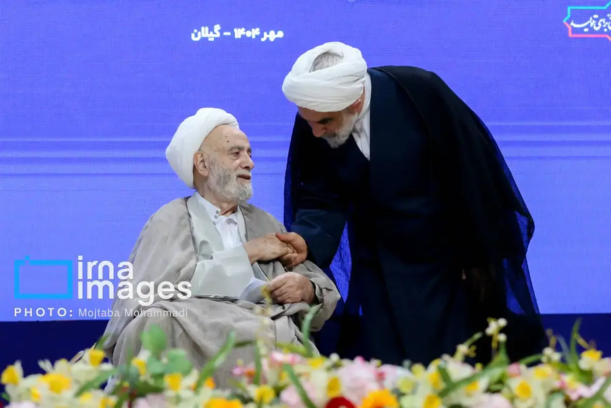 حضور محسن قرائتی با ویلچر در یک مراسم