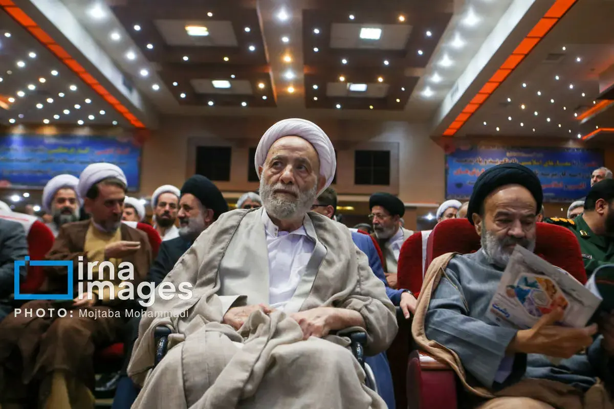 حضور محسن قرائتی با ویلچر در یک مراسم