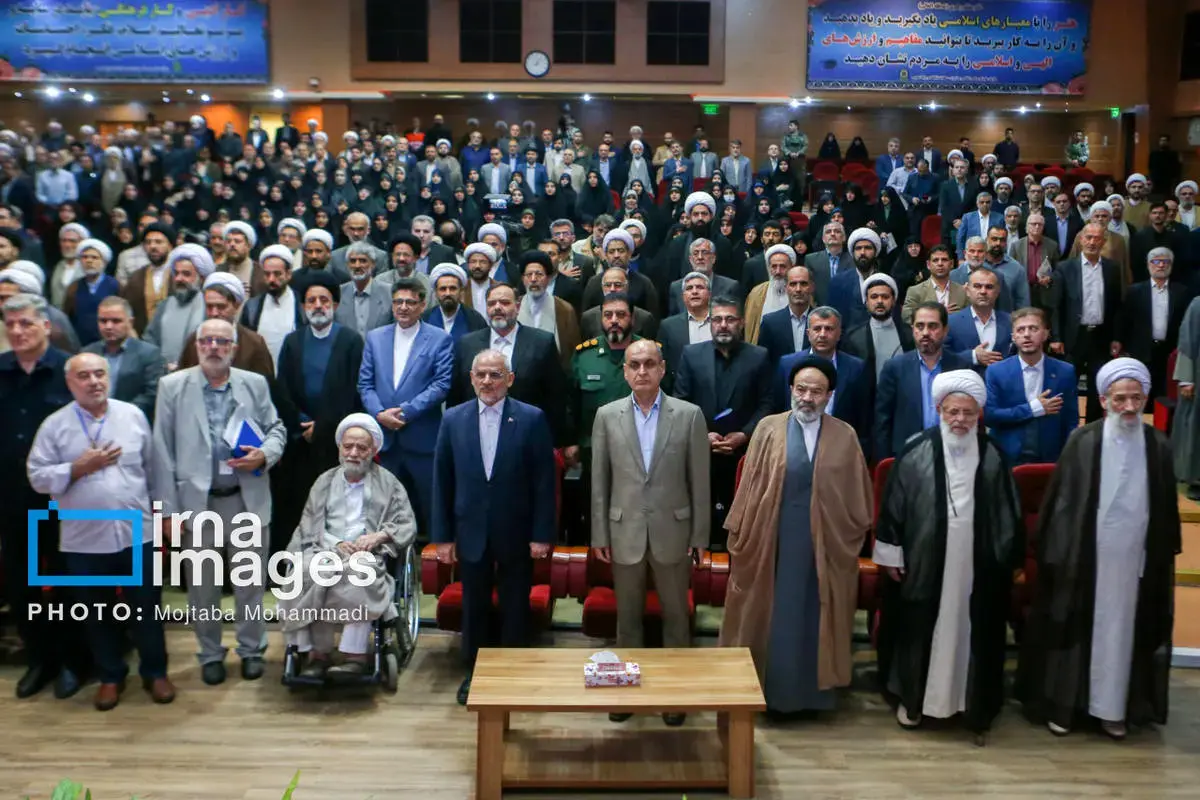 حضور محسن قرائتی با ویلچر در یک مراسم