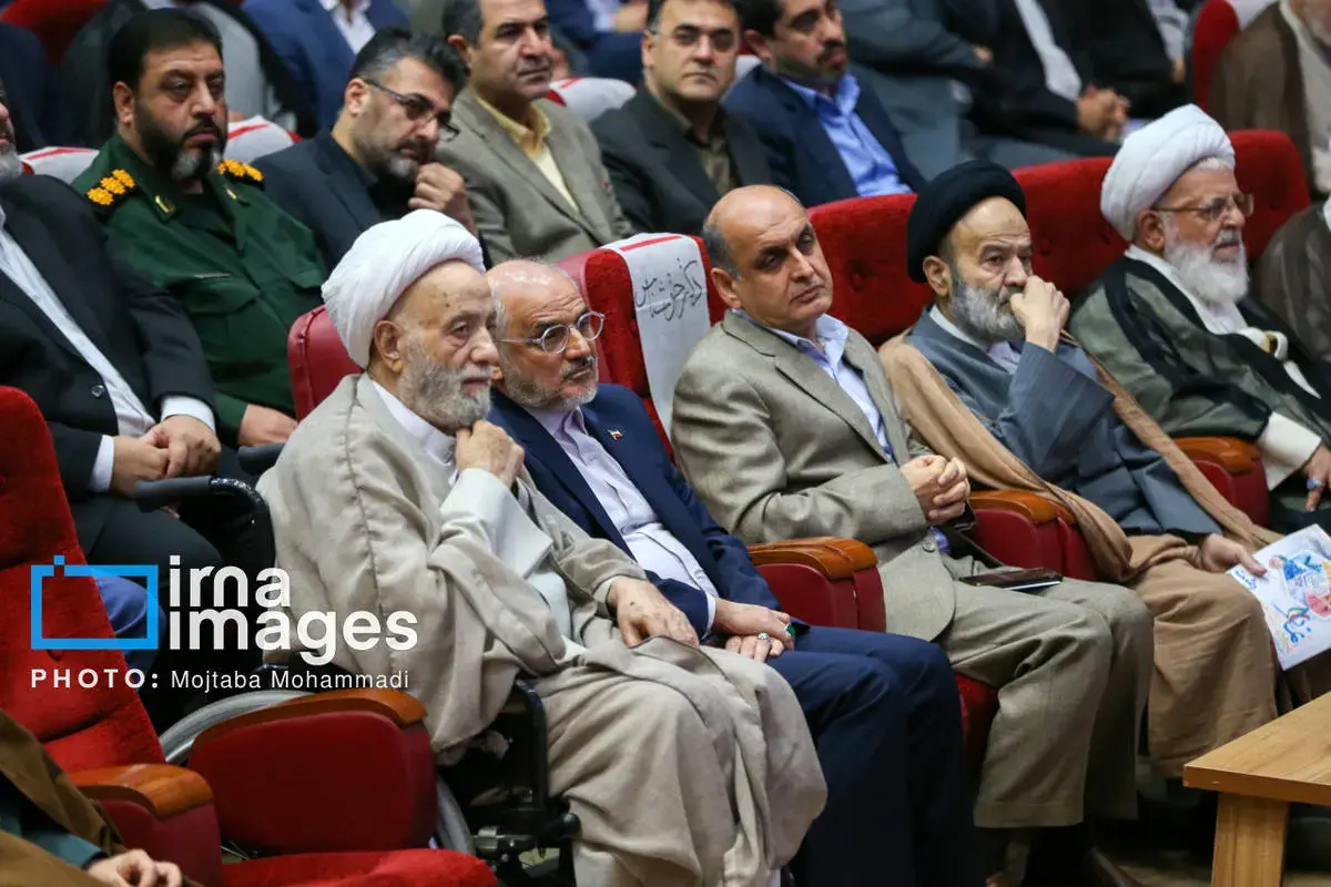 حضور محسن قرائتی با ویلچر در یک مراسم