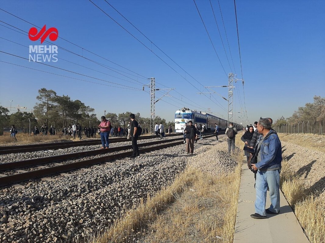 هجوم مردم به ریل مترو پس از باز کردن درب اضطراری
