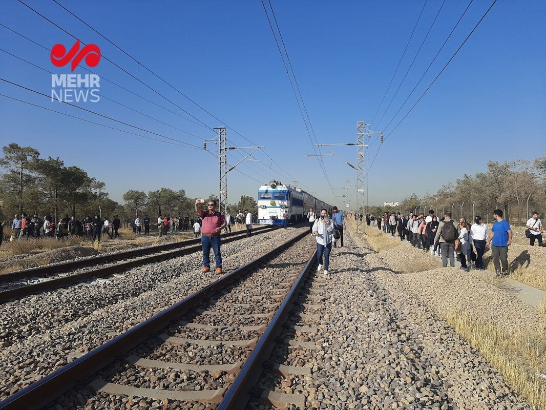 هجوم مردم به ریل مترو پس از باز کردن درب اضطراری