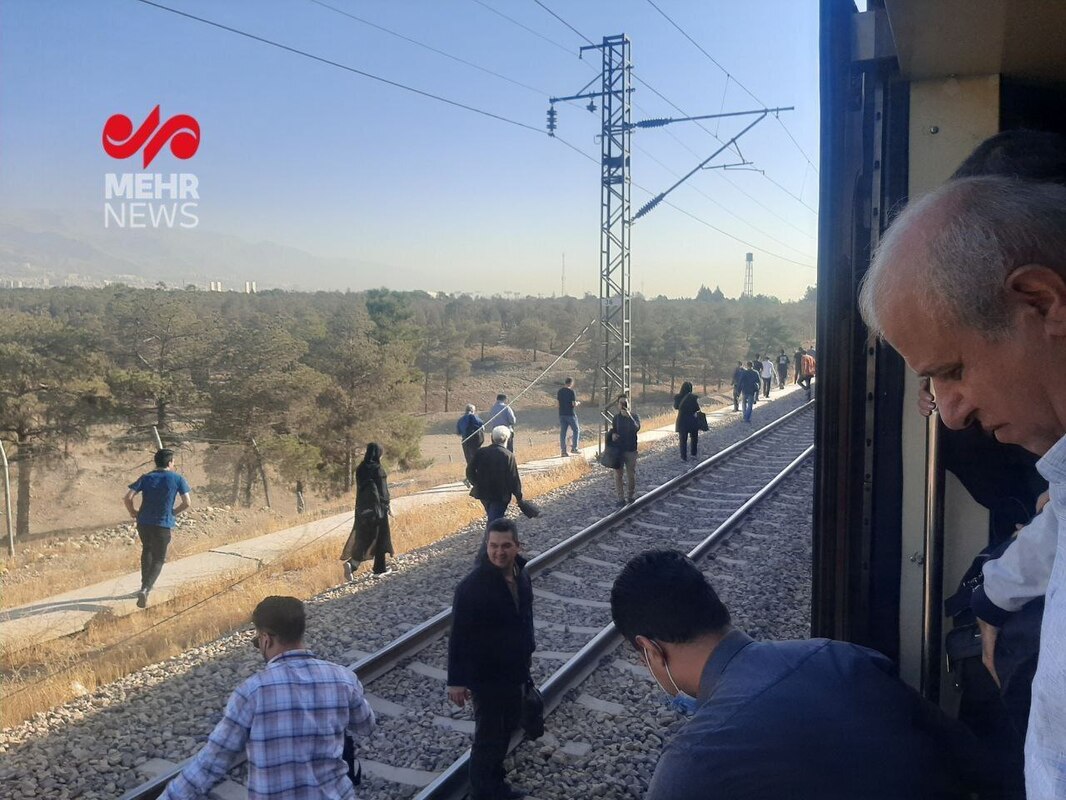 هجوم مردم به ریل مترو پس از باز کردن درب اضطراری