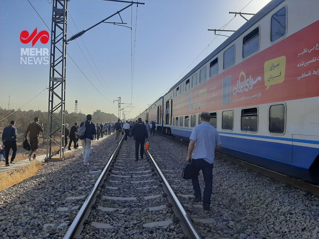 هجوم مردم به ریل مترو پس از باز کردن درب اضطراری