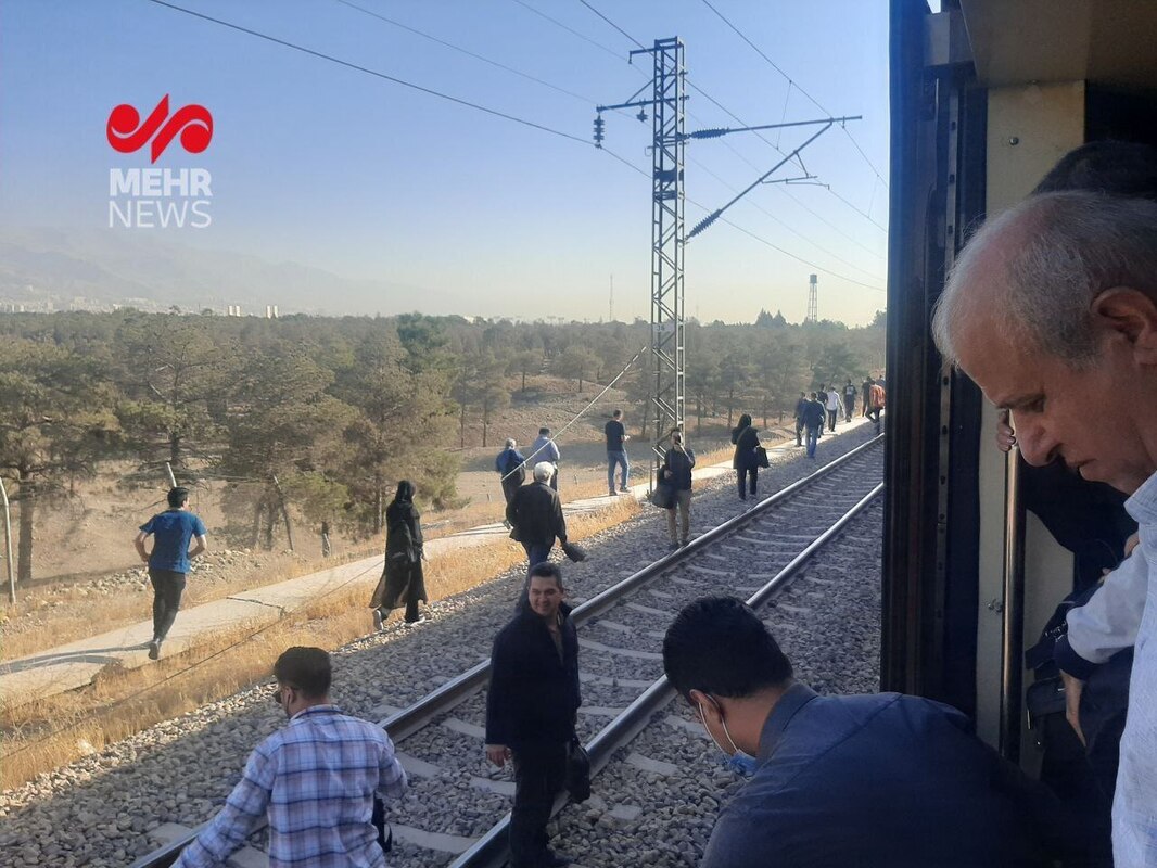 هجوم مردم به ریل مترو پس از باز کردن درب اضطراری