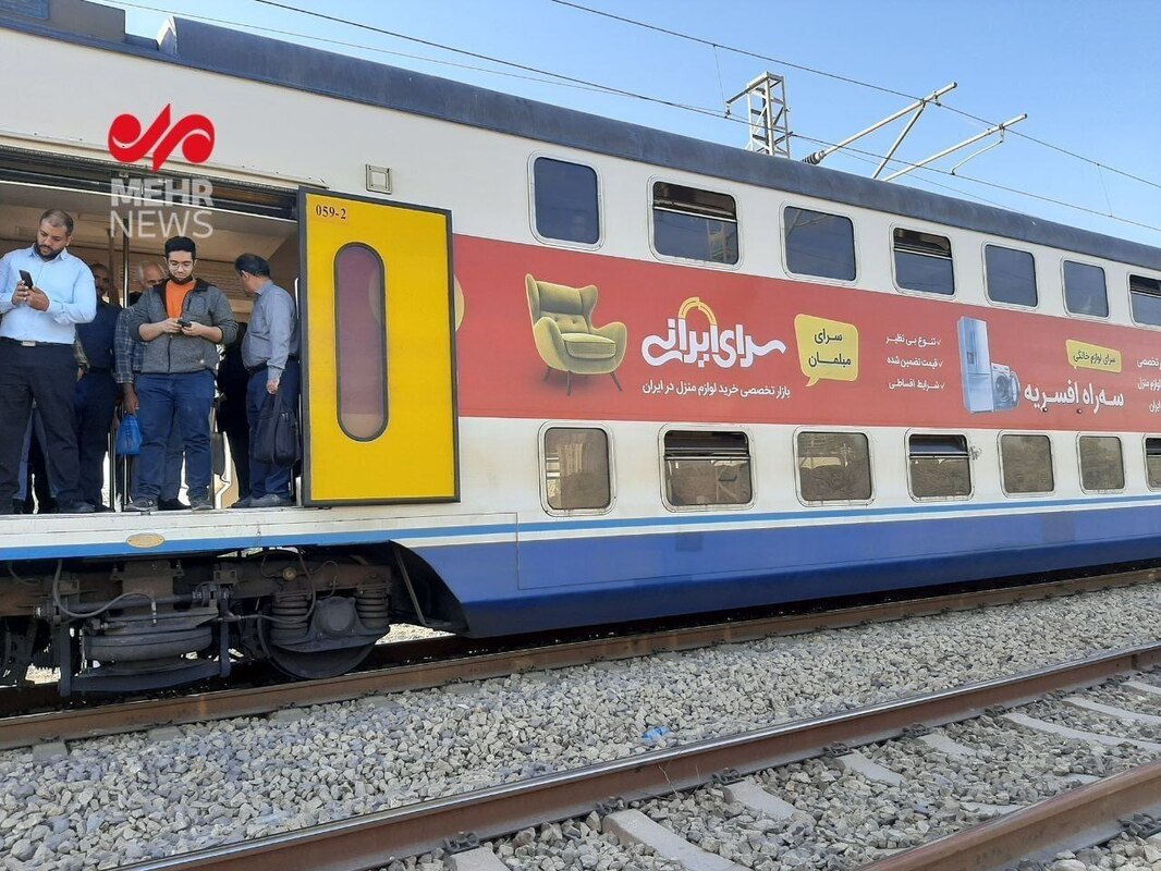 هجوم مردم به ریل مترو پس از باز کردن درب اضطراری