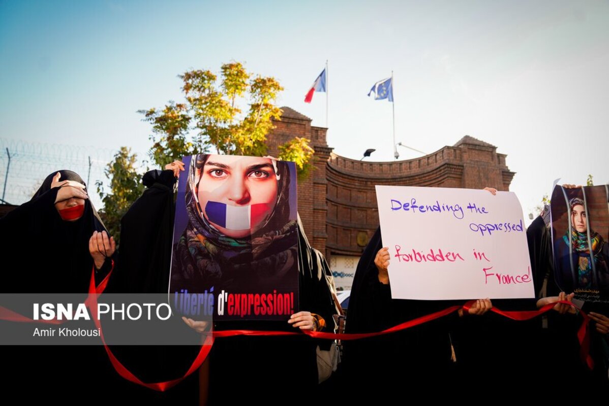 تجمع اعتراضی دانشجویان مقابل سفارت فرانسه در تهران