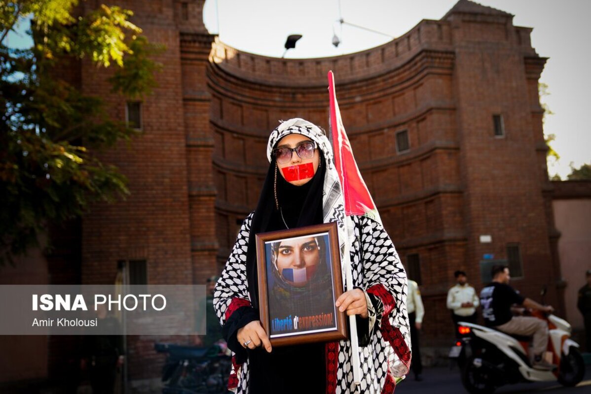 تجمع اعتراضی دانشجویان مقابل سفارت فرانسه در تهران