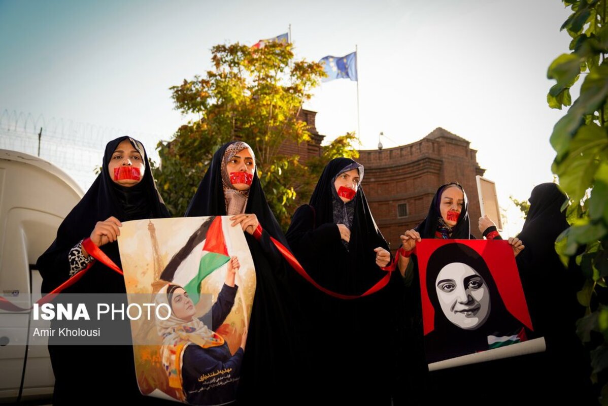 تجمع اعتراضی دانشجویان مقابل سفارت فرانسه در تهران