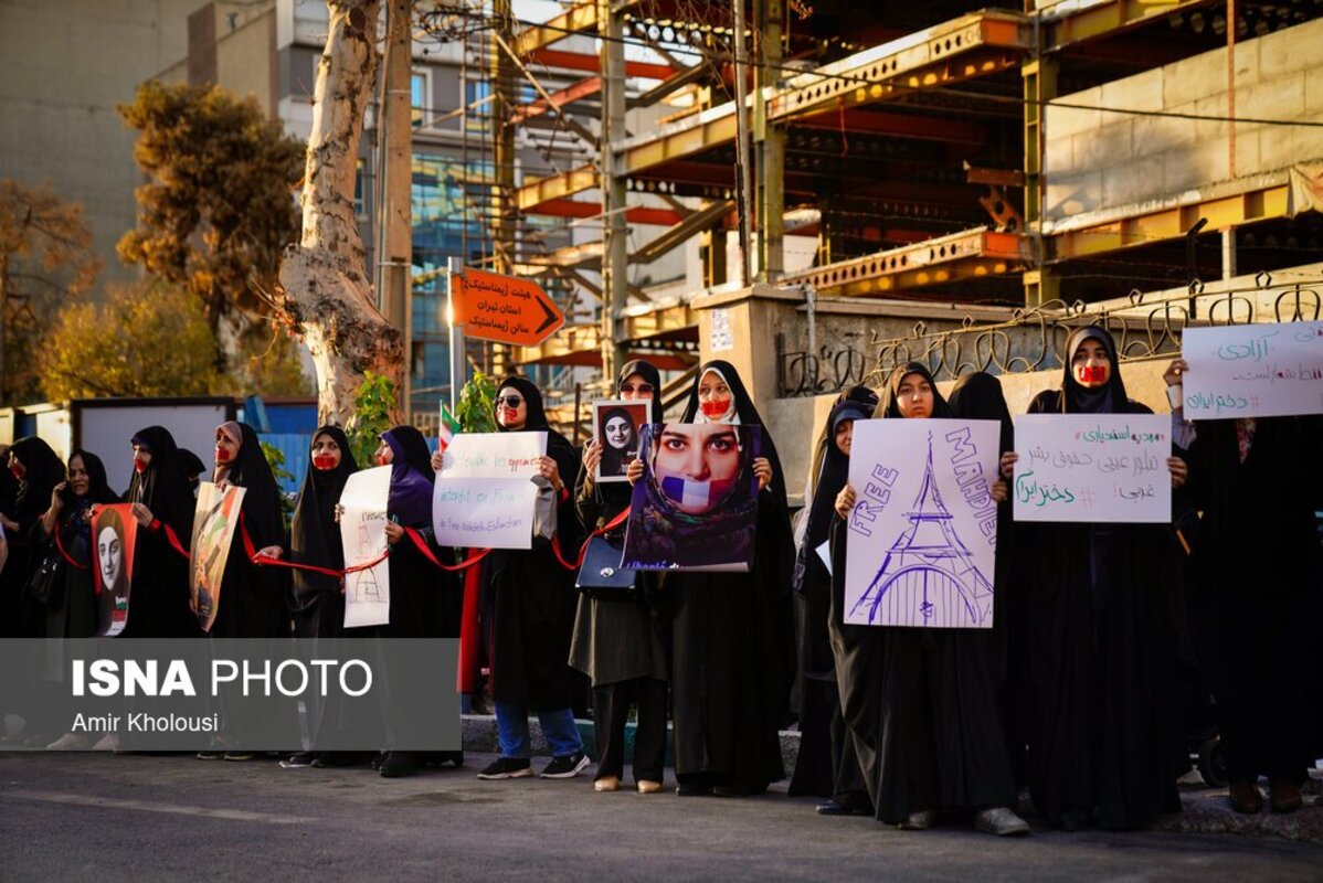 تجمع اعتراضی دانشجویان مقابل سفارت فرانسه در تهران