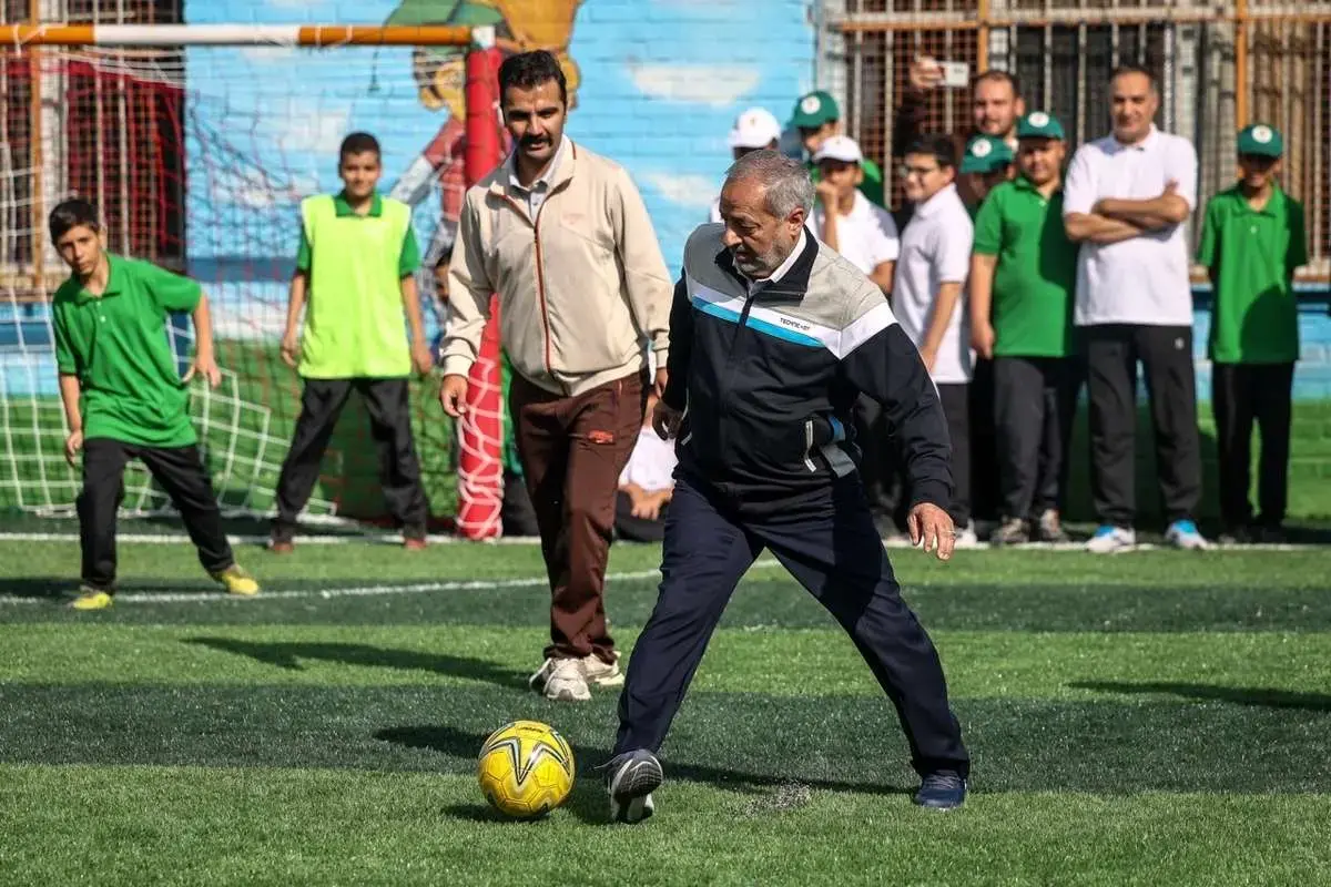 وزیر آموزش و پرورش در زمین بازی