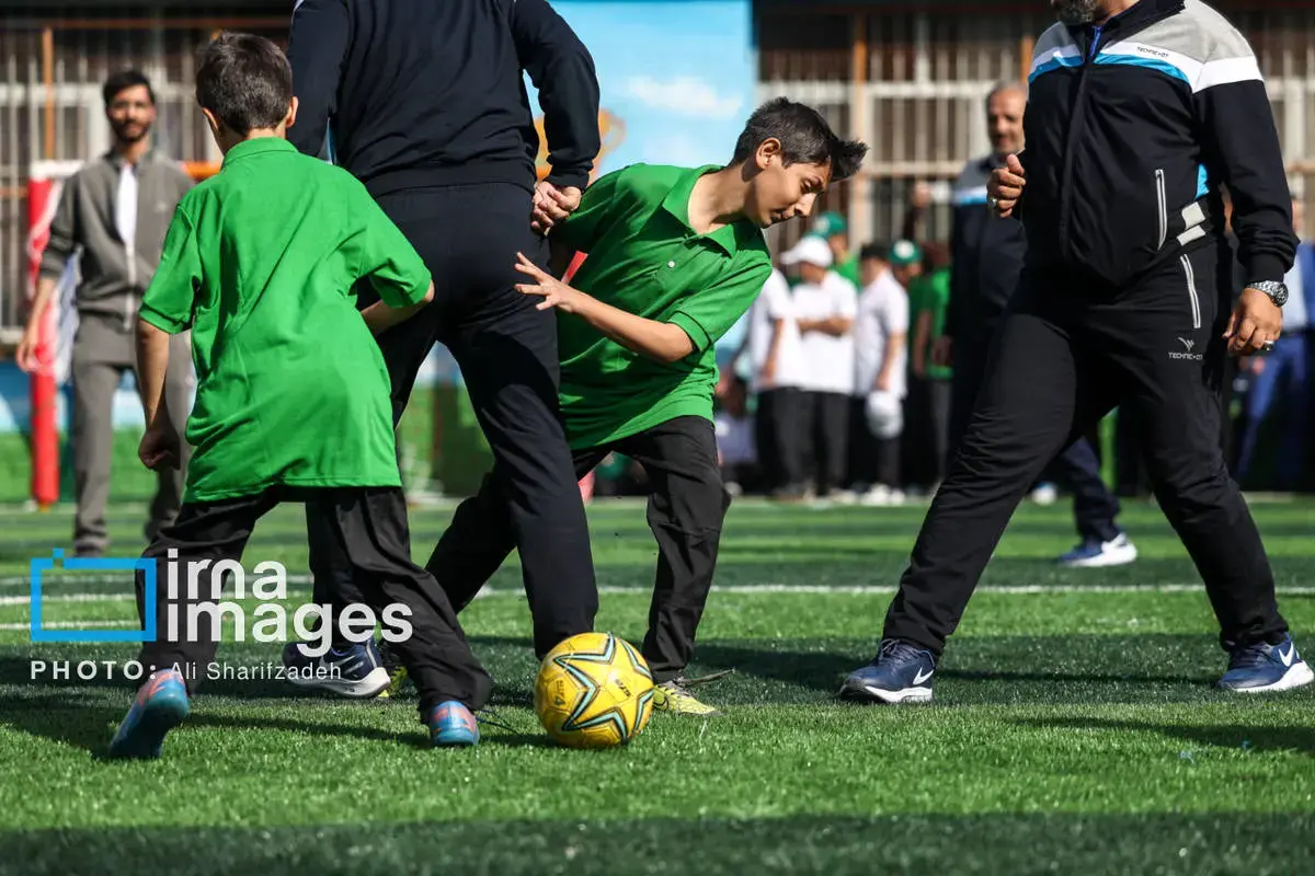 وزیر آموزش و پرورش در زمین بازی