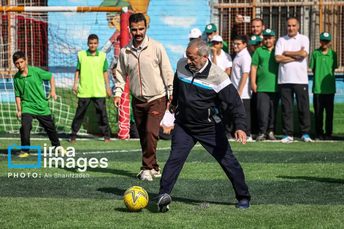 وزیر آموزش و پرورش در زمین بازی