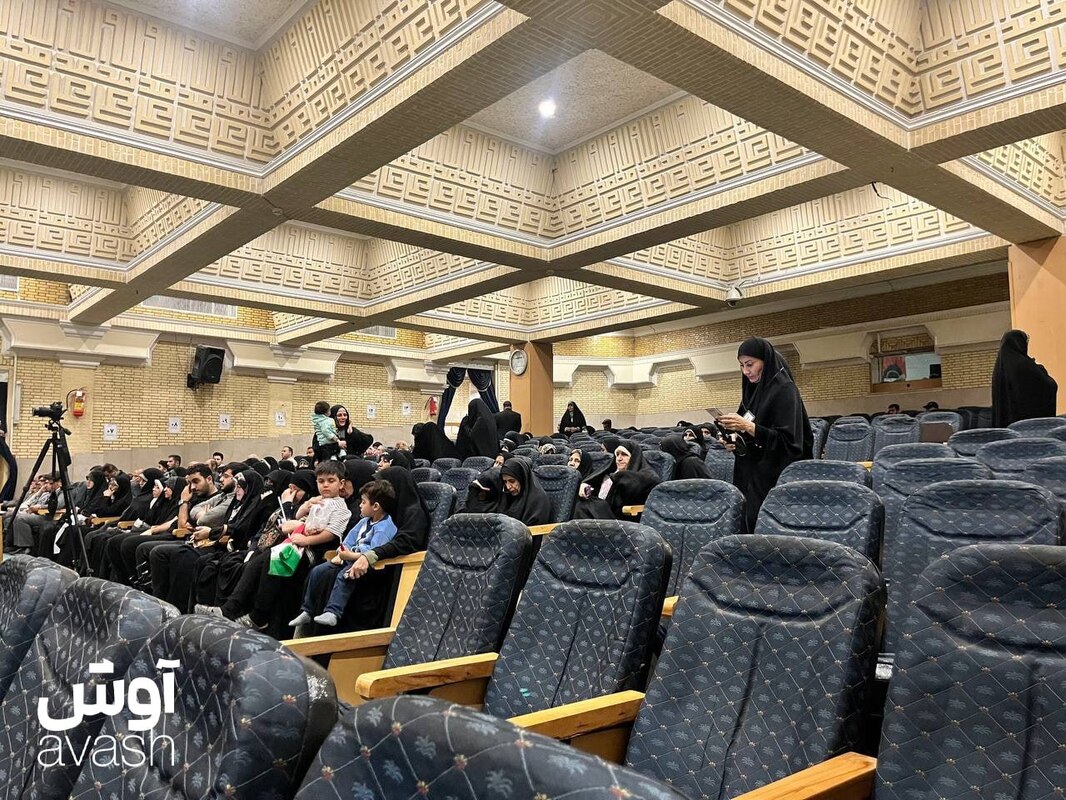 صندلی‌های خالی همایش محاکمه ظریف و روحانی