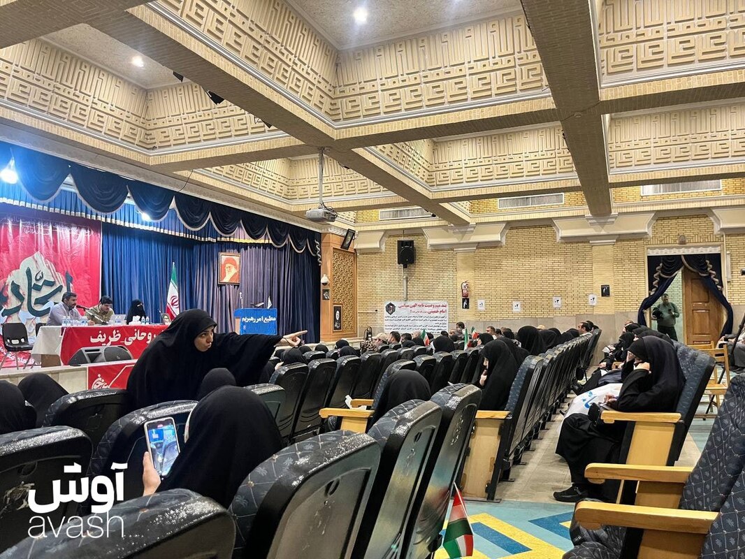 صندلی‌های خالی همایش محاکمه ظریف و روحانی