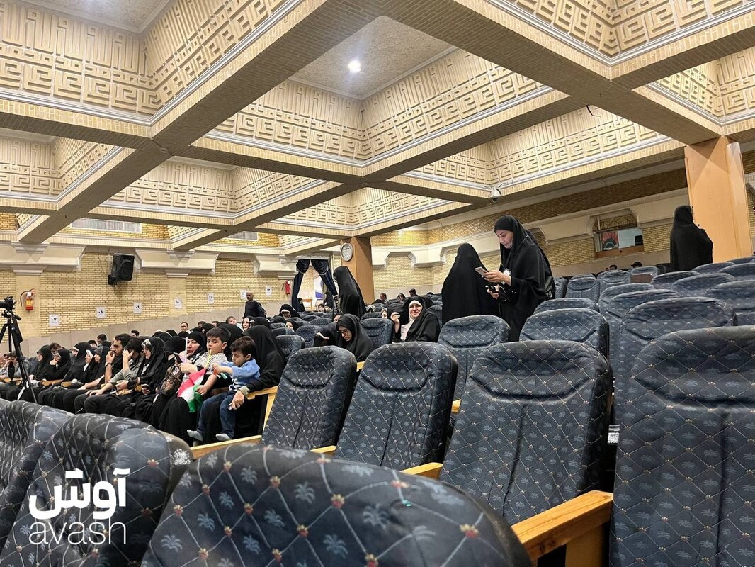 صندلی‌های خالی همایش محاکمه ظریف و روحانی