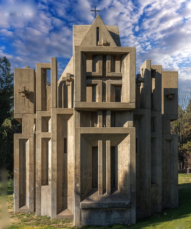 کلیسایی عجیب در قلب تهران