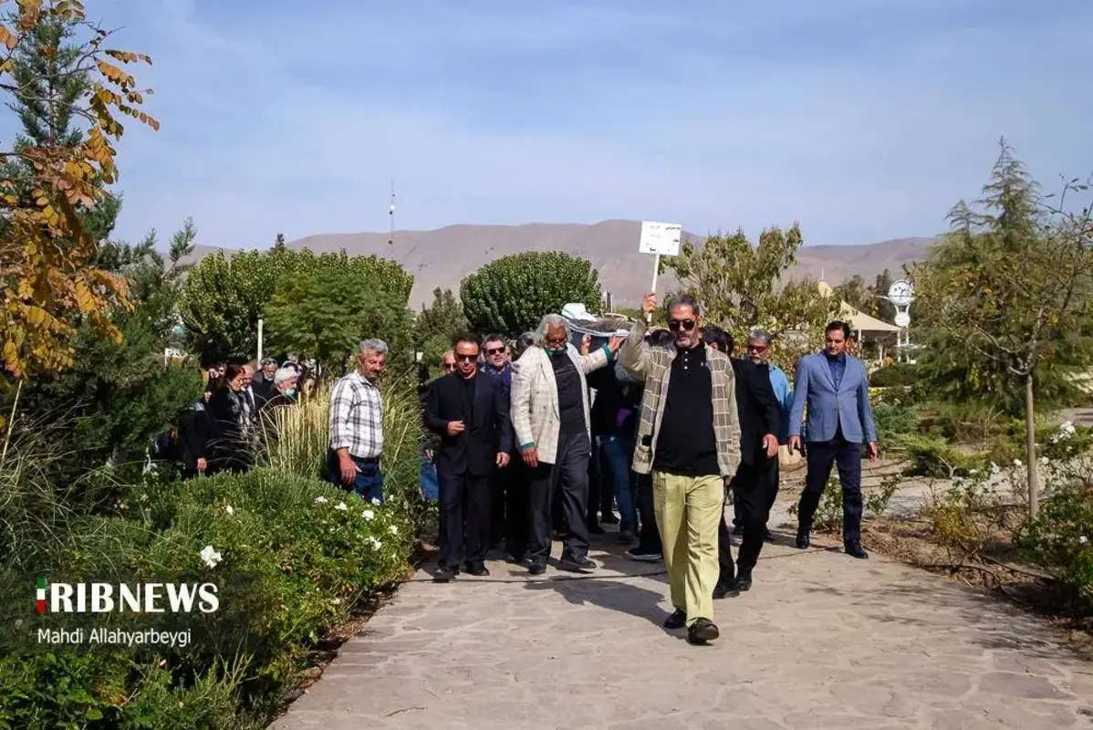 حاشیه مراسم تشییع پیکر همایون ارشادی