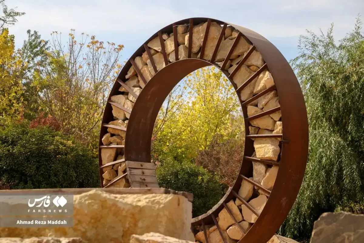 رقص برگ‌های پاییزی در باغ گل‌های شیراز