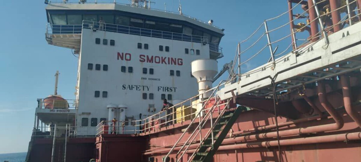 تصاویر لحظه توقیف کشتی نفتکش خارجی در دریای عمان