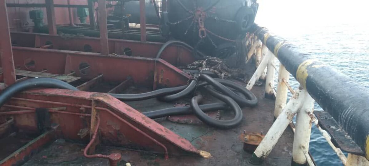 تصاویر لحظه توقیف کشتی نفتکش خارجی در دریای عمان