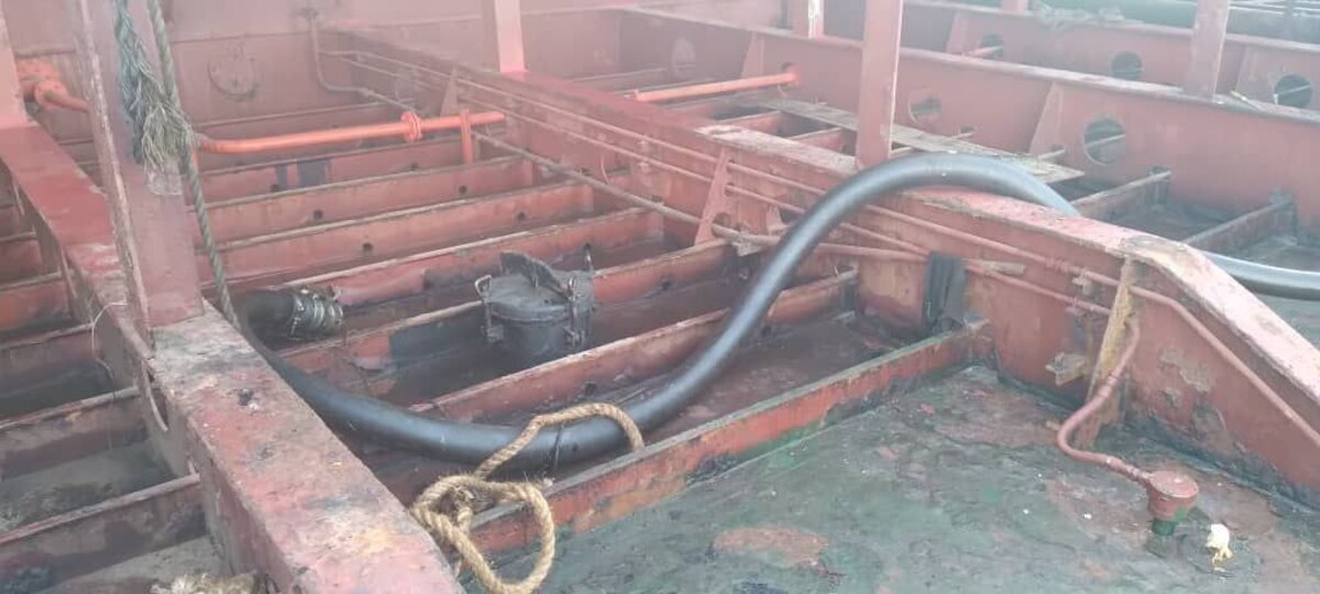 تصاویر لحظه توقیف کشتی نفتکش خارجی در دریای عمان