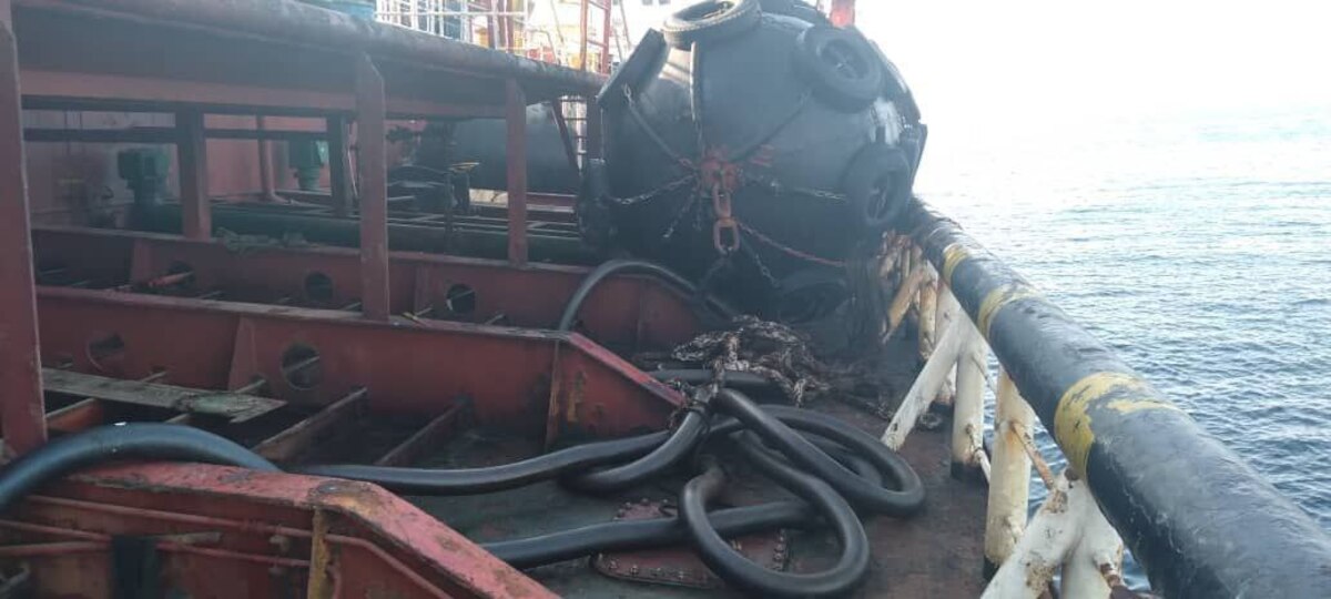 تصاویر لحظه توقیف کشتی نفتکش خارجی در دریای عمان