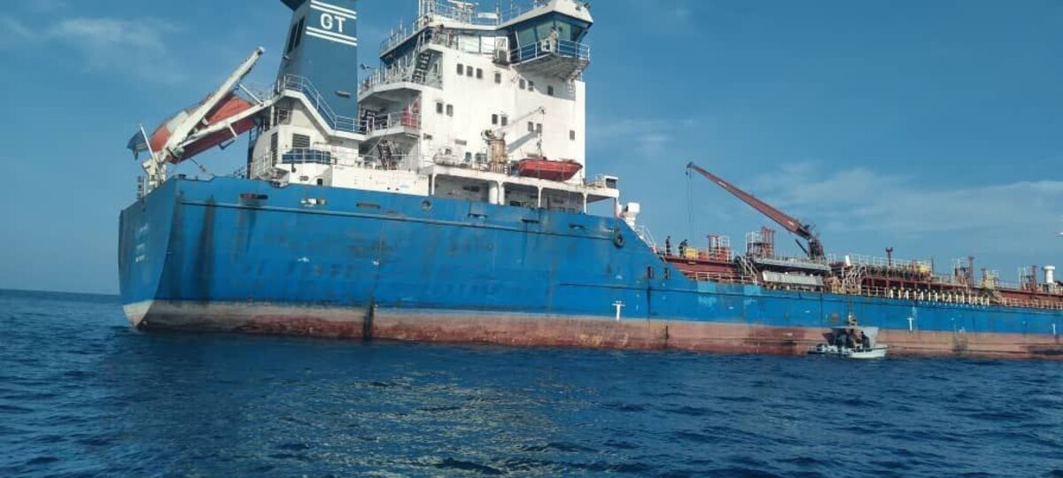 تصاویر لحظه توقیف کشتی نفتکش خارجی در دریای عمان