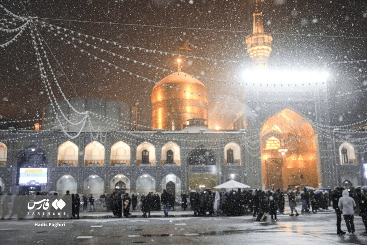 لحظه زیبای بارش برف در حرم امام رضا (ع)