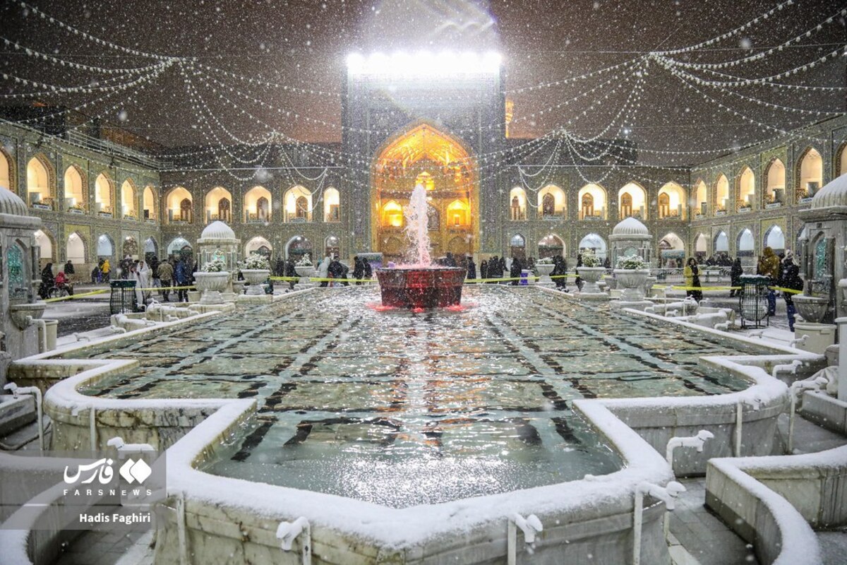 لحظه زیبای بارش برف در حرم امام رضا (ع)