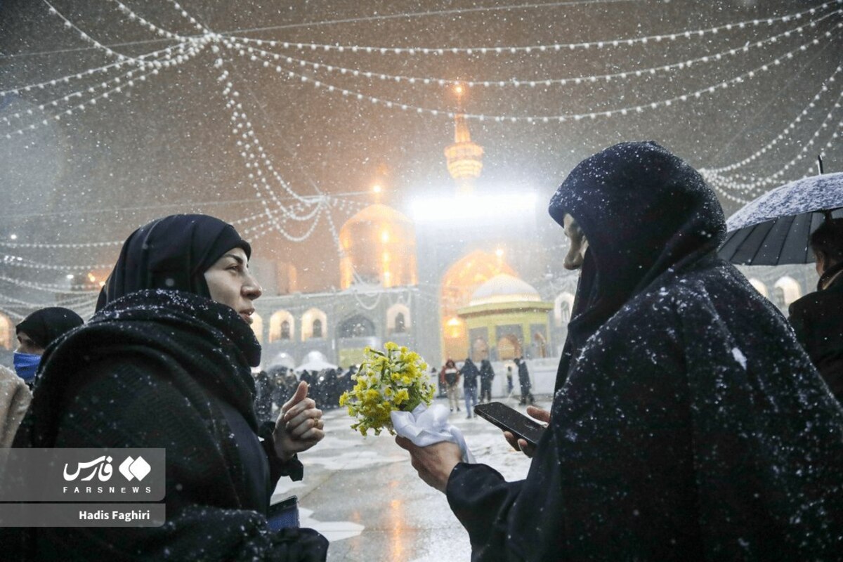 لحظه زیبای بارش برف در حرم امام رضا (ع)