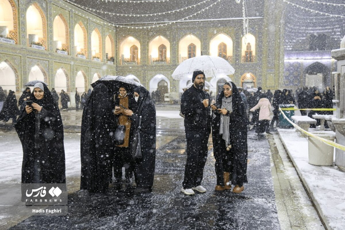 لحظه زیبای بارش برف در حرم امام رضا (ع)