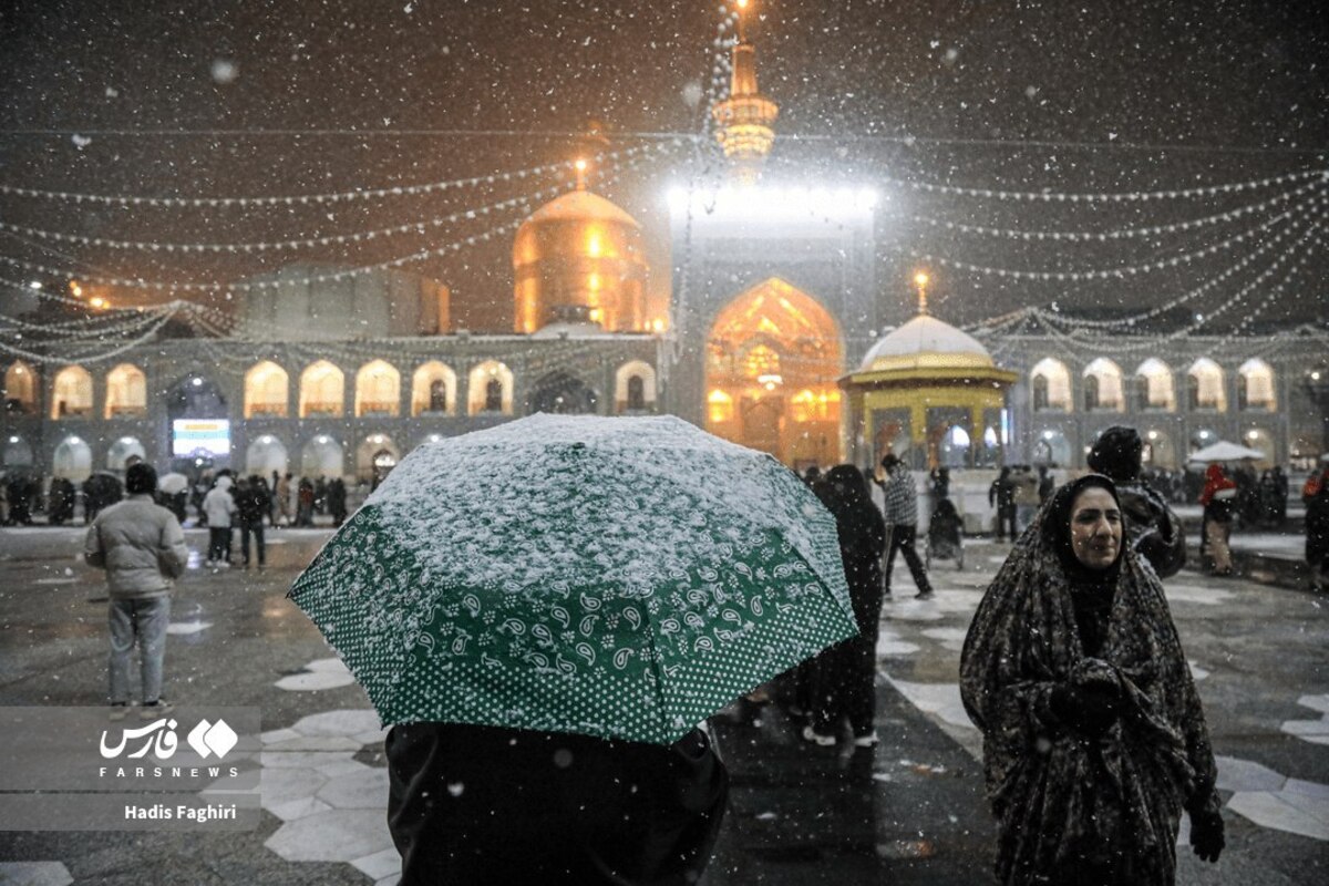 لحظه زیبای بارش برف در حرم امام رضا (ع)