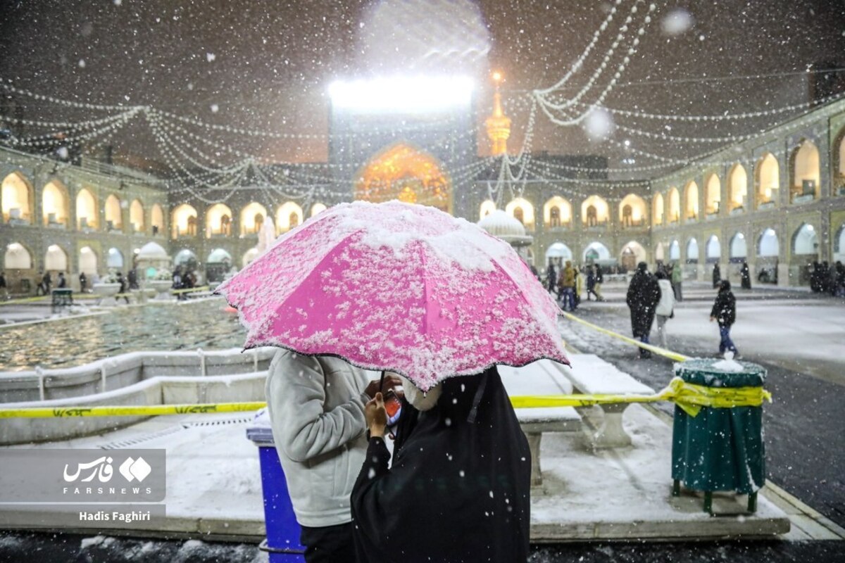 لحظه زیبای بارش برف در حرم امام رضا (ع)