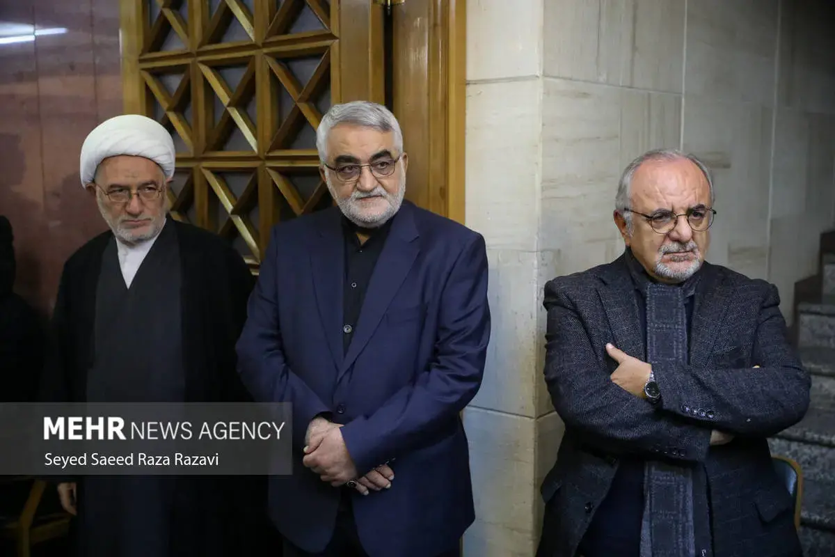 چهره‌های سیاسی در مراسم ختم اشرف بروجردی 